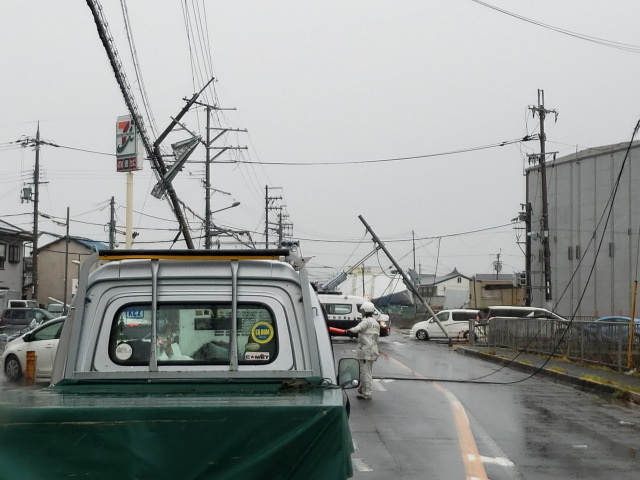 台風２１号で倒れた電柱